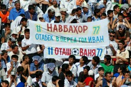 Oliy Liga-2010. Namanganda o'tgan "Navbahor" va "Bunyodkor" jamoalari o'rtasidagi shiddatli bahsdan suratlar