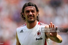 Paolo Maldini – futbol tarixidagi eng yaxshi italiyalik himoyachi. Nesta beshinchi, Kellini o'n beshinchi o'rinda