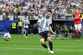 Messining penaltilardan foydalanish ko'rsatkichi 77,6% – 147 tadan 114 tasi. Ronalduda esa nuqtadan aniq zarbalar ko'rsatkichi yaxshiroq