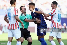 "Biz ham iflos o'ynashni bilamiz". Mbappe Paragvay futbolchilarining JCH o'yinidagi harakatlariga javob qaytardi