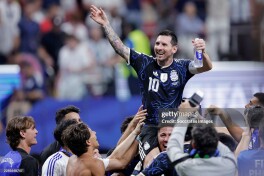 "Orol - bizniki". Argentina futbolchilari Angliya ustidan qozonilgan g'alabadan keyin provokacion plakat olib chiqishdi