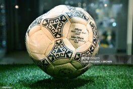 Maradona "Xudoning qo'li" bilan gol urgan to'p aukcionda daxshatli summaga sotildi