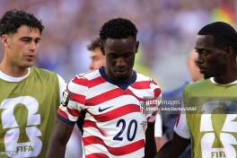 "Shokdan ham battar". UEFA rahbari Cheferin JCHda Balogun bilan bog'liq janjalga munosabat bildirdi