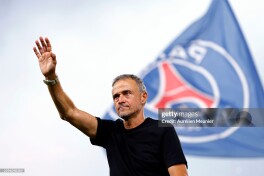 "France Football" йил мураббийи соврини учун номзодларни эълон қилди