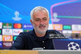 Луиш Фигу: "Моуриньо "Барселона" учун яхши мураббий бўлиши мумкин эди"